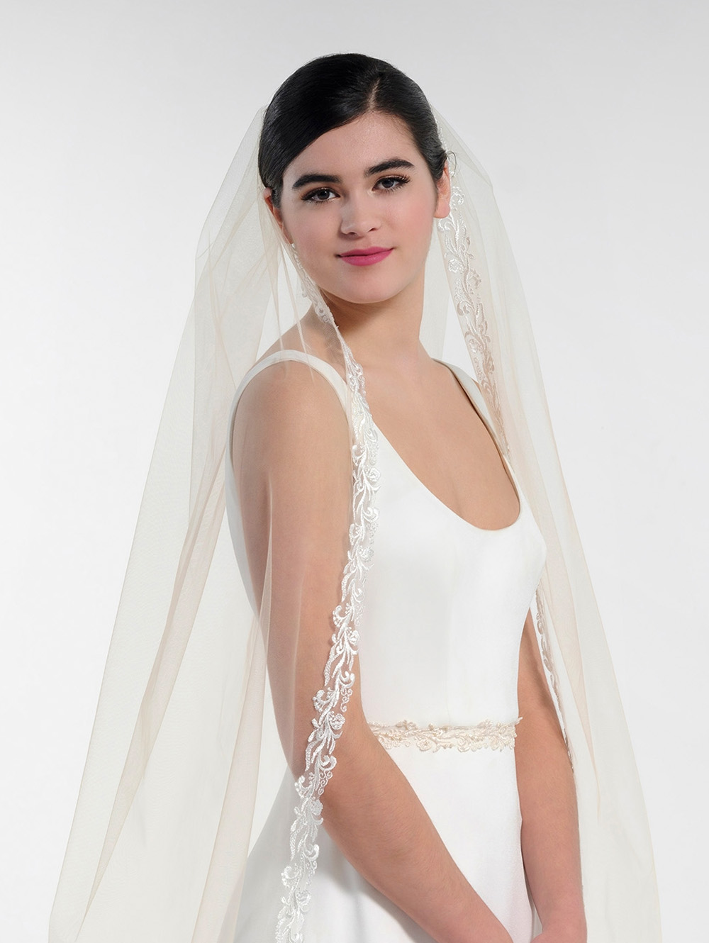 Poirier sluier met geborduurde rand S356