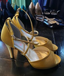 gele pumps satijn met gekruisde bandjes