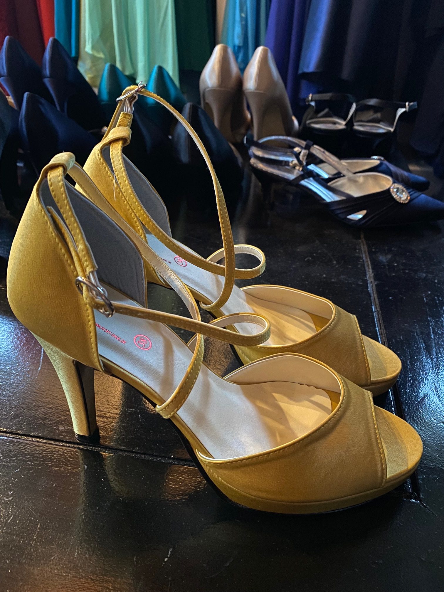Gele satijnen pumps Binnen 2 dagen verstuurd Aimee