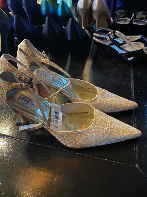 pronovias vintage pump