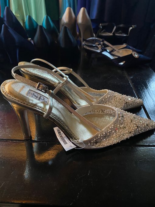 pronovias vintage pump