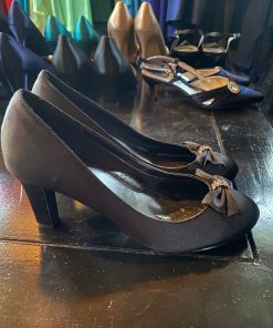 zwarte satijnen pumps