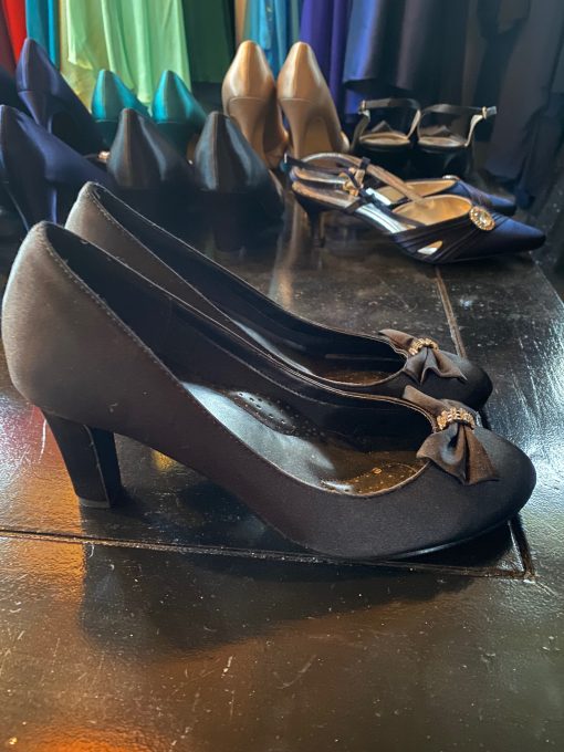 zwarte satijnen pumps