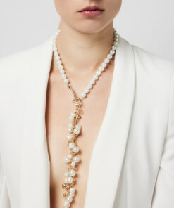 ketting met parels en bedeltjes