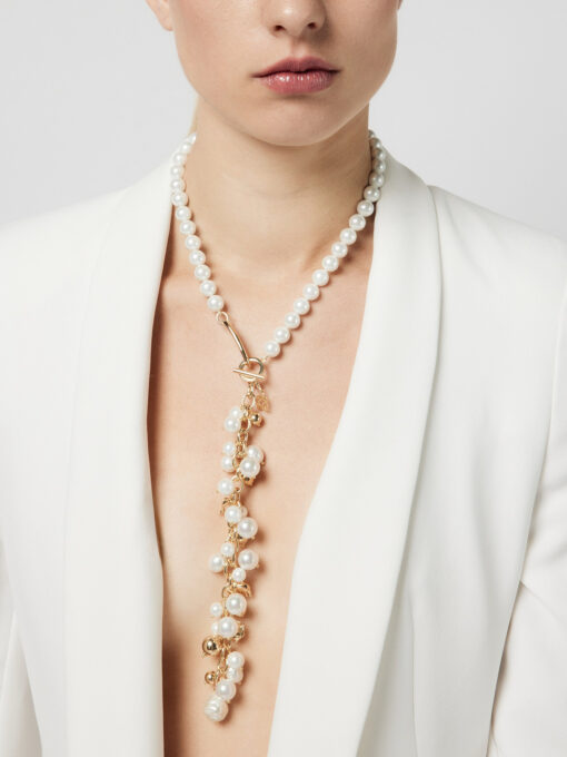 ketting met parels en bedeltjes