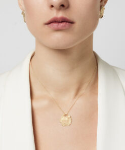 ketting met een gesloten gouden bedel