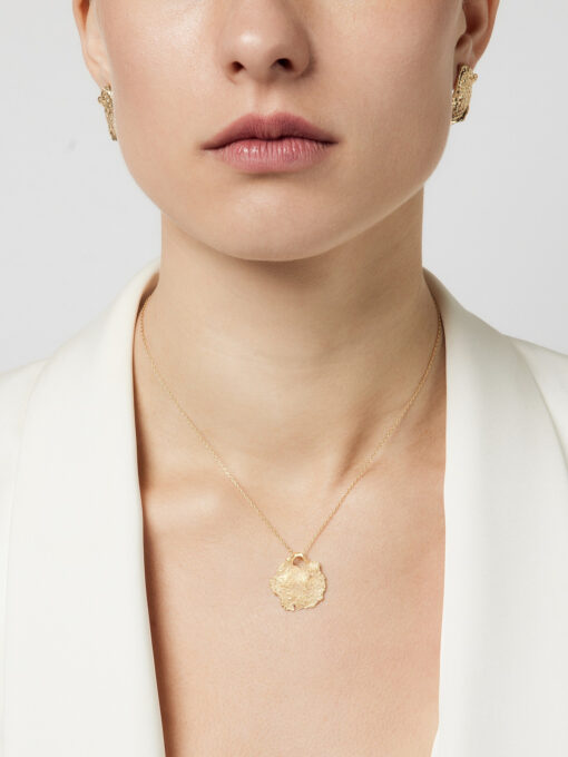 ketting met een gesloten gouden bedel