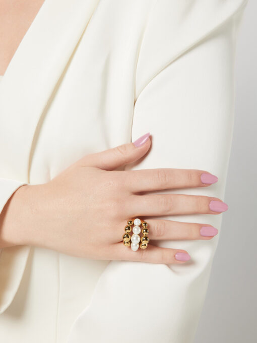 ring met parels en gouden bolletjes