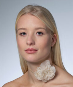 halssieraad met stoffen bloem