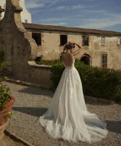 Alternative view of Modeca trouwjurk met 3D bloemen Devondra