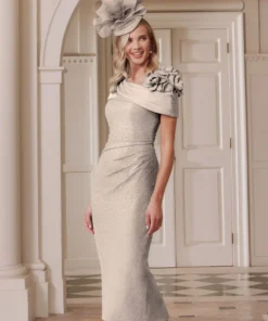 beige jurk moeder van de bruid