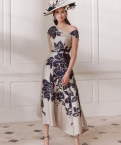 beige jurk met navy bloemen