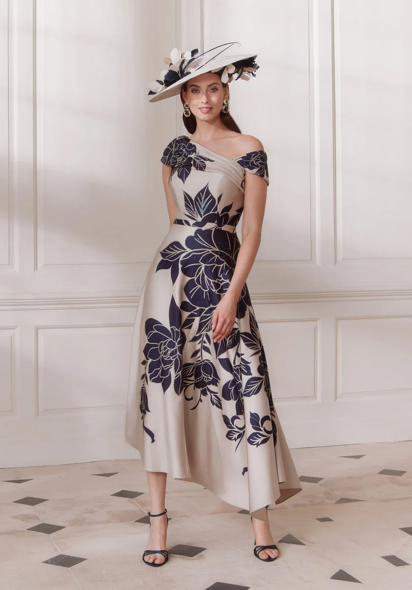 beige jurk met navy bloemen